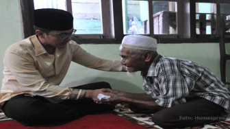 Kakek Suratman Penjual Pisang Terima Bantuan Dari Gubernur Jambi
