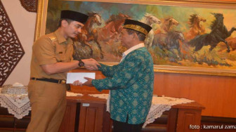 Berikan Contoh, Zola Tunaikan Zakat