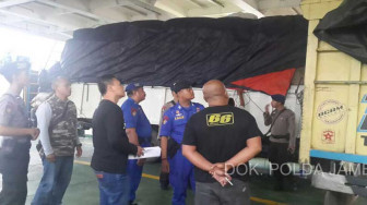 Polair Polda Jambi Amankan Kapal Pengangkut Pakaian Tanpa Dokumen