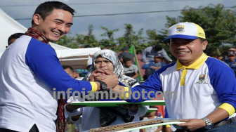 Al Haris Terima Penghargaan Satya Lencana