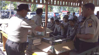 Polisi Berikan Bantuan Al-Qur`an dan Iqra’