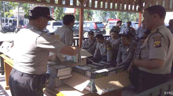 Polisi Berikan Bantuan Al-Qur`an dan Iqra’