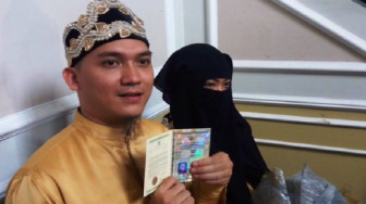 Artis Ini Nikahi Gadis Bercadar