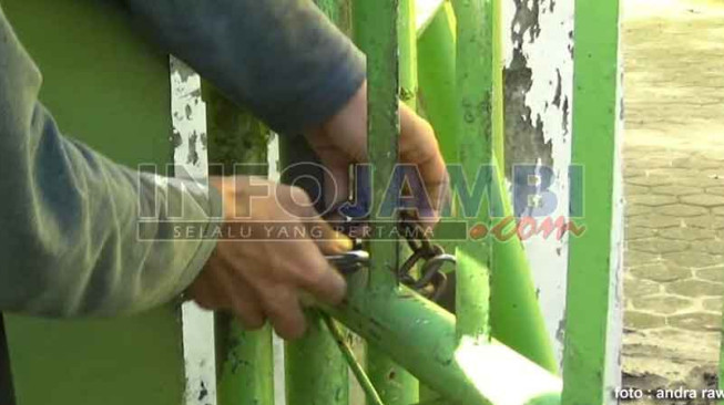 Anak Tak Diterima, Orangtua Gembok Pagar SMA 2