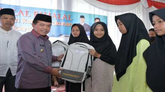Al Haris Serahkan Bantuan Program Merangin Pintar