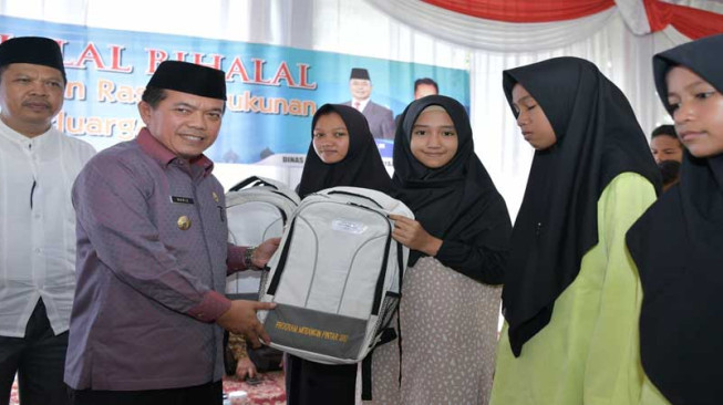 Al Haris Serahkan Bantuan Program Merangin Pintar