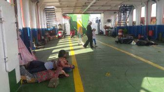 Ratusan Penumpang Kapal Terlantar