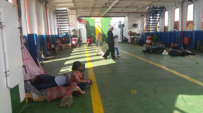 Ratusan Penumpang Kapal Terlantar