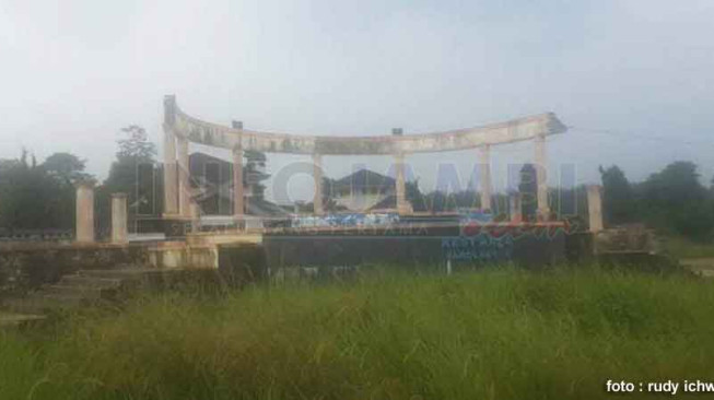 Rest Area Seharga Hampir Rp 2 Miliar Jadi Semak Belukar