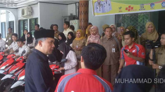 Walikota Jambi Wisuda 100 PKH dan Serahkan Bantuan 15 Motor
