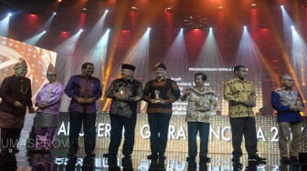 Zola Dianugerahi Penghargaan Gatra Kencana TVRI 2017