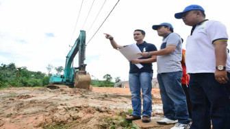 Gubernur Turun Bersama Kadis PUPR dalam Rekaman Gambar