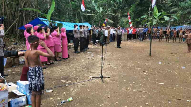 Laksanakan Upacara Bendera, Warga SAD Buktikan Cinta Indonesia