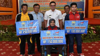 Gubernur Serahkan Bonus Atlet Difabel NPC