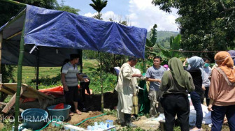 Polisi Bongkar Makam Abadin
