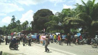 Gara-Gara PT Minemex, Ratusan Warga Blokir Jalan Sarolangun - Jambi