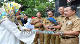 Puluhan Bidan Muda Menerima SK Tugas di Desa Terpencil