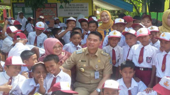 Fasha Serahkan 500 Paket Perlengkapan Sekolah untuk 20 SD