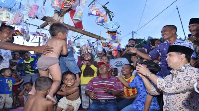 Semarak HUT Kemerdekaan, Fasha Hadiri Pesta Panjat Pinang Swadaya Masyarakat