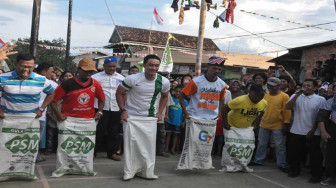 Meriahkan HUT 72 Kemerdekaan RI, Zola Ikut Lomba Lari Karung