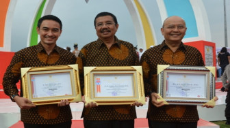 Aktif Gelorakan Gowes Pesona Nusantara, Zola Dapat Penghargaan Menpora