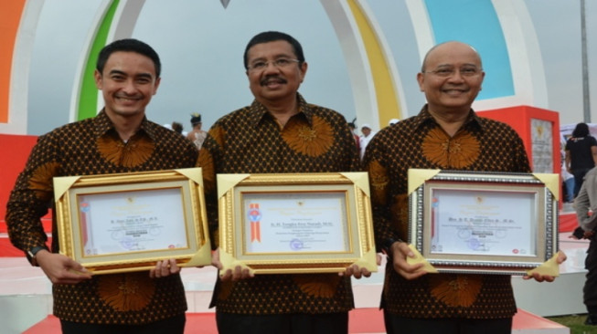 Aktif Gelorakan Gowes Pesona Nusantara, Zola Dapat Penghargaan Menpora
