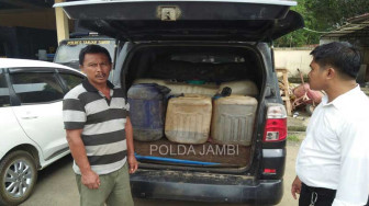 Bawa Minyak Ilegal, Warga Bajubang Diamankan