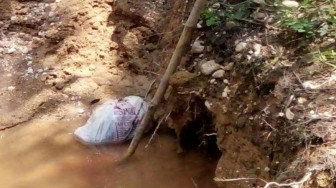 Bayi Dibuang ke Kali, Dibungkus Kantong Plastik dan Dibenamkan