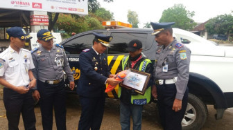 Tak Menyangka Diberi Piagam Wali Kota, Mulyadi Teteskan Airmata