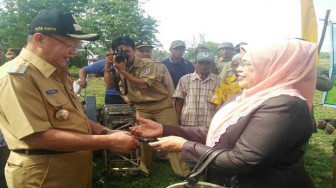 CE dan Dipo Serahkan Puluhan Alat Pertanian