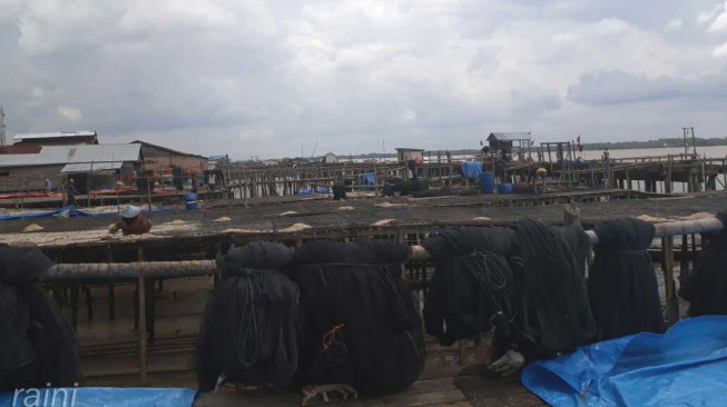 Nelayan Gantung Jaring, Kerja Bangunan, Hutang Sana Sini