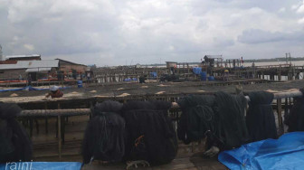 Nelayan Gantung Jaring, Kerja Bangunan, Hutang Sana Sini