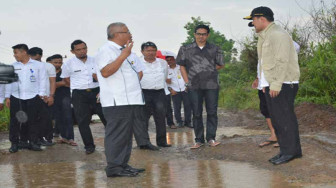 Gubernur dan Kadis PU Tinjau Pengerjaan Jalan di Tanjabtim