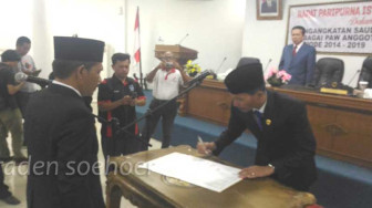 Mahdan Lantik M Zen Jadi Anggota DPRD Batanghari