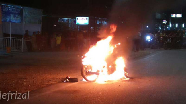 Motor Terbakar, Supri dan Nanda Lari Tunggang Langgang