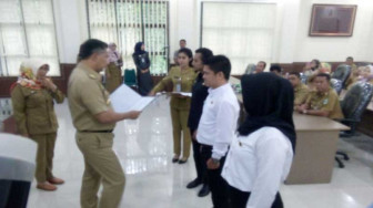 Serahkan 18 SK CPNS, Fasha Minta Bidan PTT Bekerja Giat