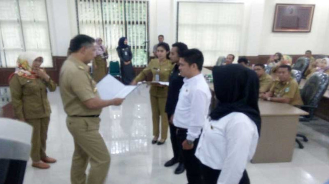 Serahkan 18 SK CPNS, Fasha Minta Bidan PTT Bekerja Giat