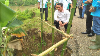Zola Tinjau Pembangunan Jalan dan Tebing Sungai Longsor