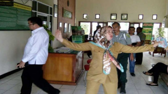 Ivan Wirata Jalani Sidang Perdana Gugat Talak di PA Sengeti