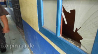 Dosen STIA - Nusa Mengamuk, Kaca Pintu Dipecah
