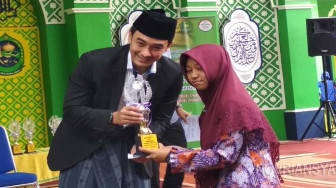 Zumi Zola : Wajah Pesantren Wajah Indonesia