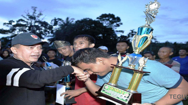 Kesebelasan Niswa United Juara Turnamen Bola Desa Sekancing