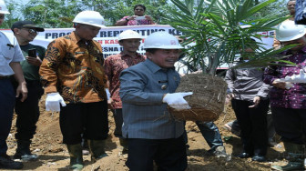 H Al Haris Tanam Perdana Program Replanting Sawit