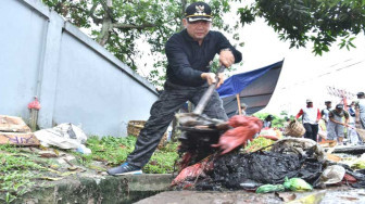 Pemkot Jambi Gotong Royong Bersama TNI-Polri, Fasha Ikut Bersihkan Got Pasar Talang Banjar