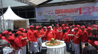 HUT DPD Dimeriahkan Aksi Terjun Payung dan Tari Saman