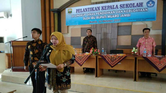 Masnah Lantik Langsung Para Kepala Sekolah