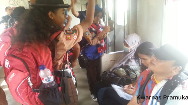 Pramuka Rela Berdiri di Dalam KRL