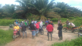 Warga Lidung Segel Koperasi Milik PT KDA
