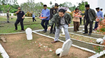 Bupati Tabur Bunga di Makam Pahlawan Batanghari