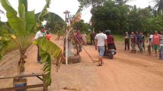 Warga Tanam Pohon Pisang, Mobil Pertamina “Ditahan”